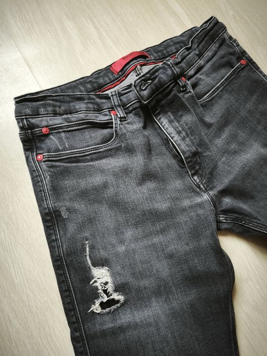 Дънки:HUGO BOSS с червени акценти.