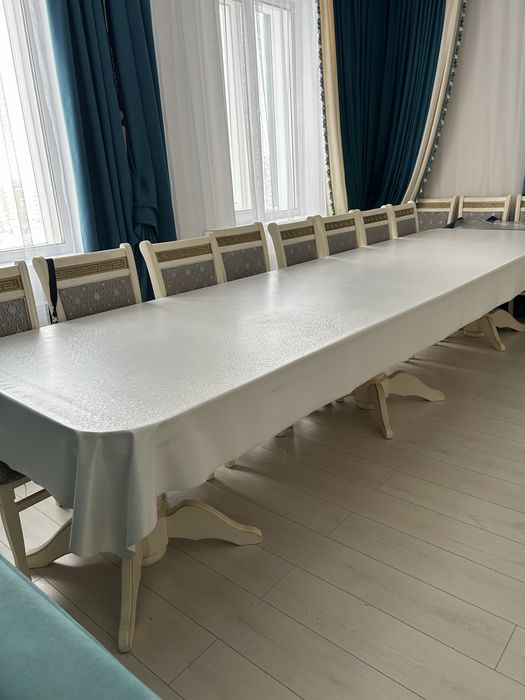 Обеденный стол для гостинной