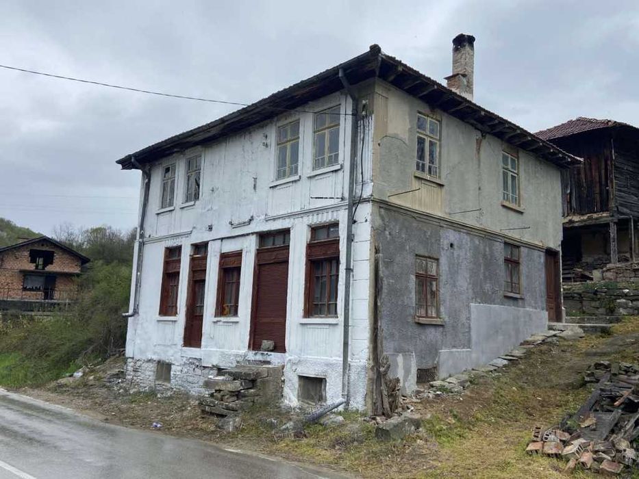 Продава къща - с. Жълтеш