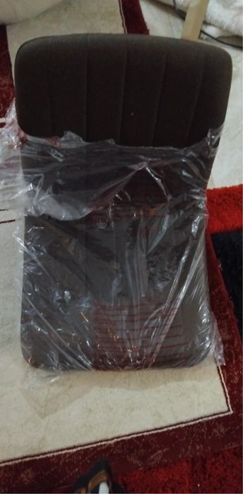 Vand scaune ! Pe culoarea alb si negru