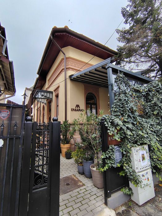 Cafenea restaurant  si minihotel in vila interbelica