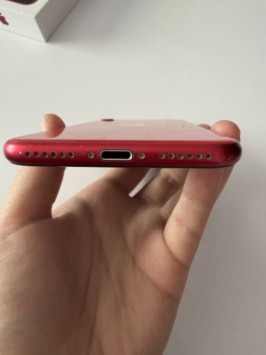 iPhone SE 2020 червен