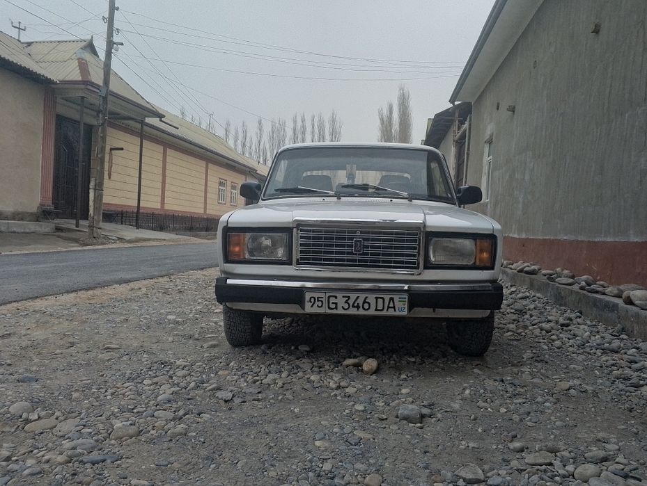 Moshina rishtonda turibdi