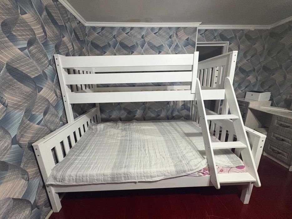 Двух ярусный кровать