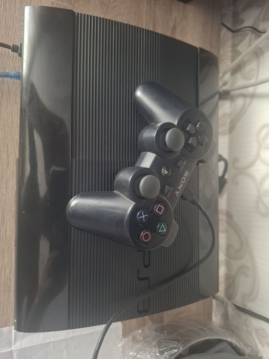 Vând PlayStation 3 slim