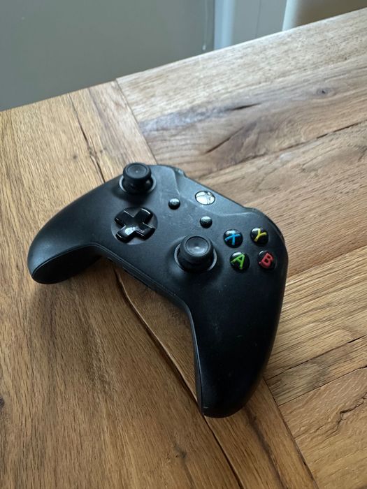 xbox one x  1TB с джойстик и игри