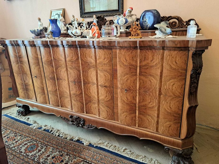Vand mobilier din secolul 20.