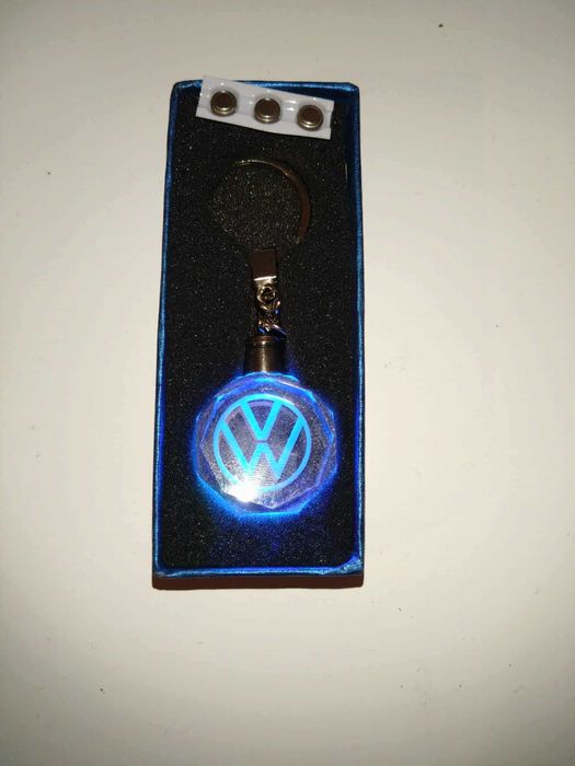 Breloc auto din cristal cu LED - Logo VOLKSWAGEN
