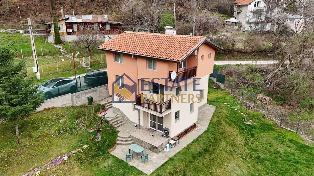 Къща в Пловдив, област-с.Гълъбово площ 186 цена 298000