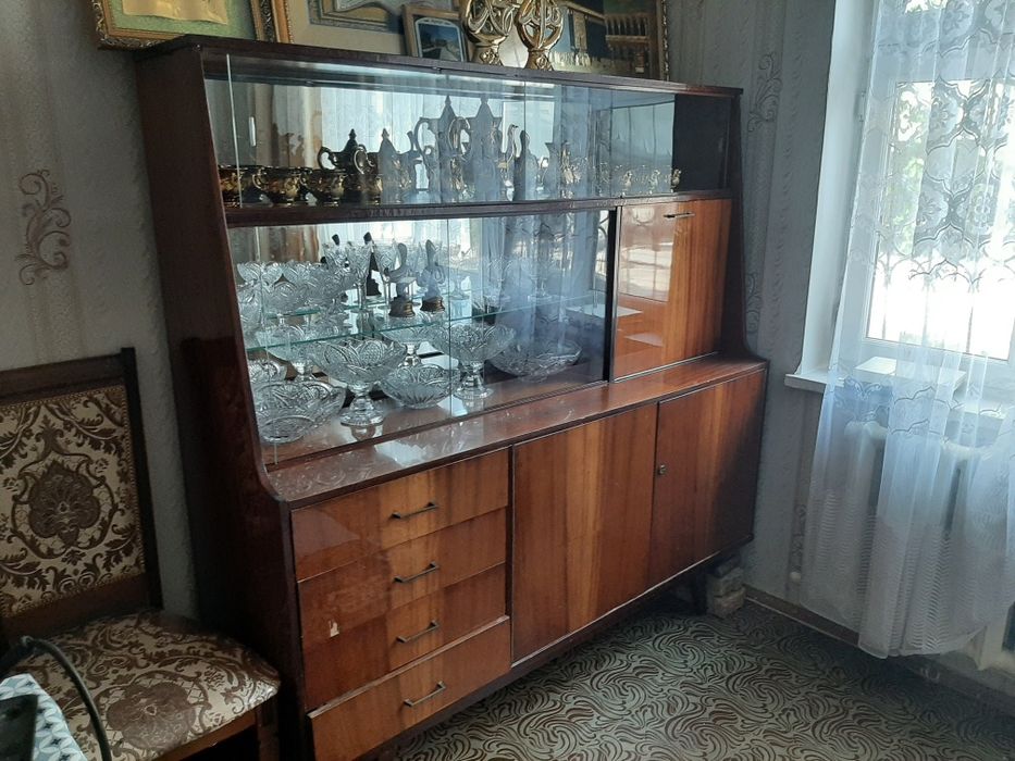 Продаётся сервант из красного дерева (СССР, 1980 г.)
Продаётся сервант