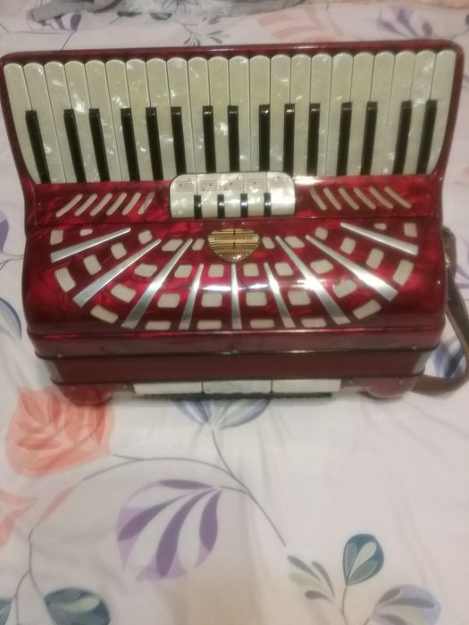 Acordeon Crucianelli cu 96 de basi