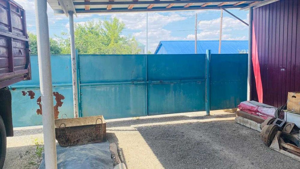 Продам железный забор со стойками