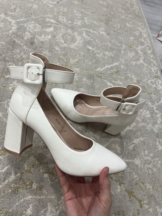 Белый туфли срочно
