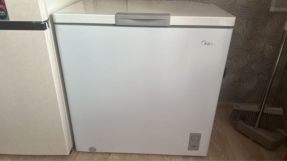 Морозильник компактный, отличное состояние.