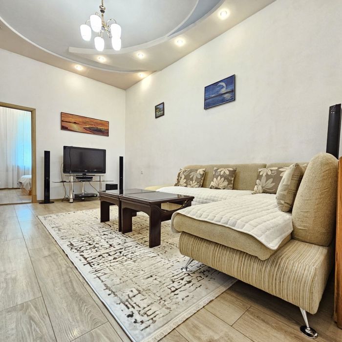 Сдается 2 ком Парк Бабура. Шота Руставели Имеется 2 парковочных мест