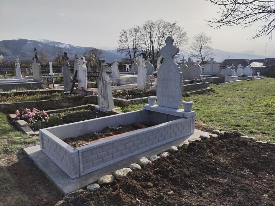 Monumente funerare