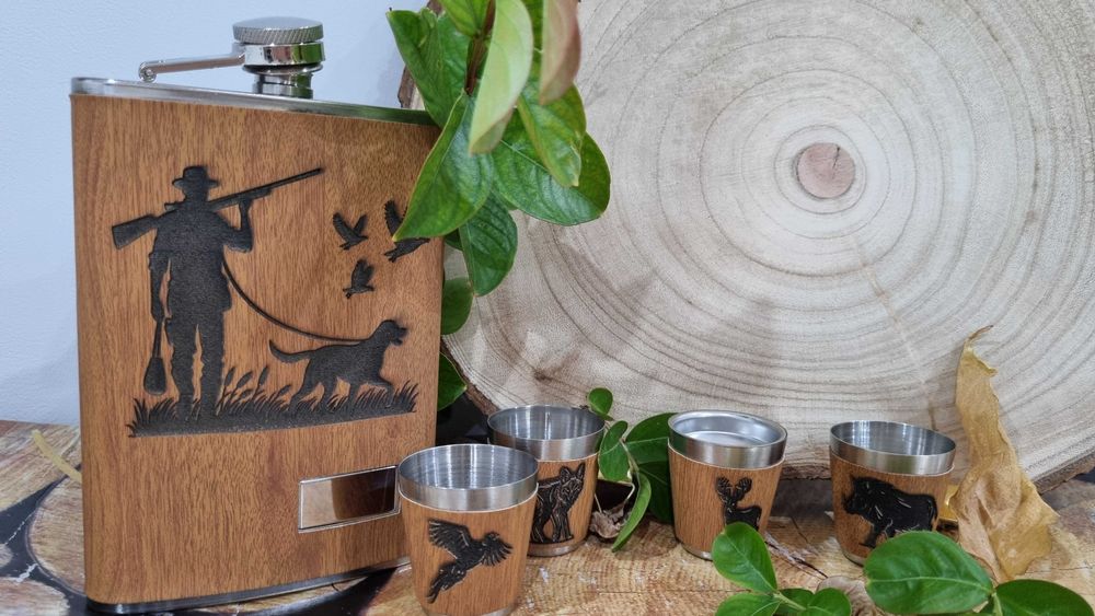 Гравирана манерка за алкохол 4 малки чаши-Стилен  комплект за подарък