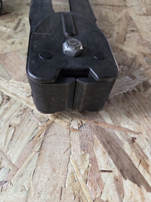 Pistol de  etanșare pneumatic si capsator manual
