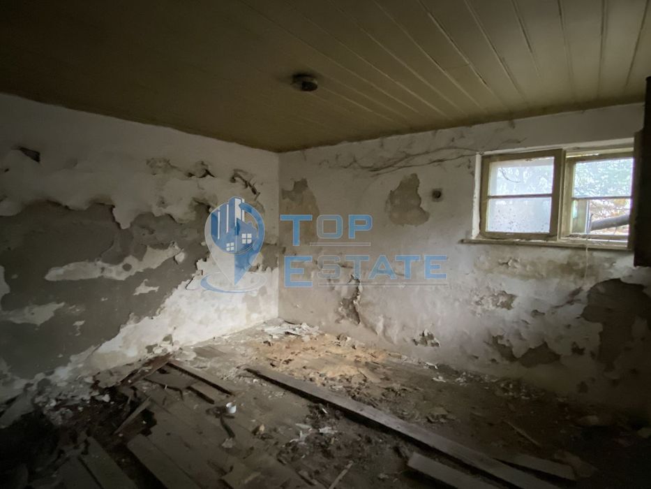 Тухлена къща с гараж в с. Драганово, област Велико Търново.