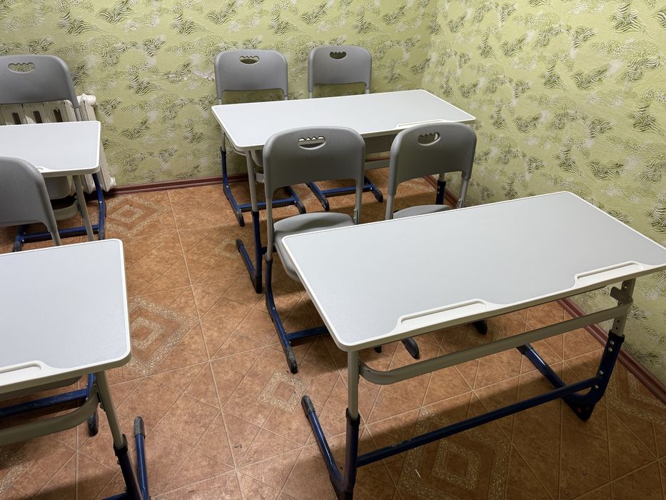 Парта школьная для школы в хорошем состояний