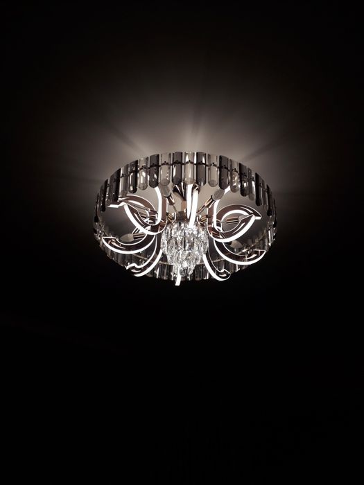 Продам  люстру    8 - ми   рожковую