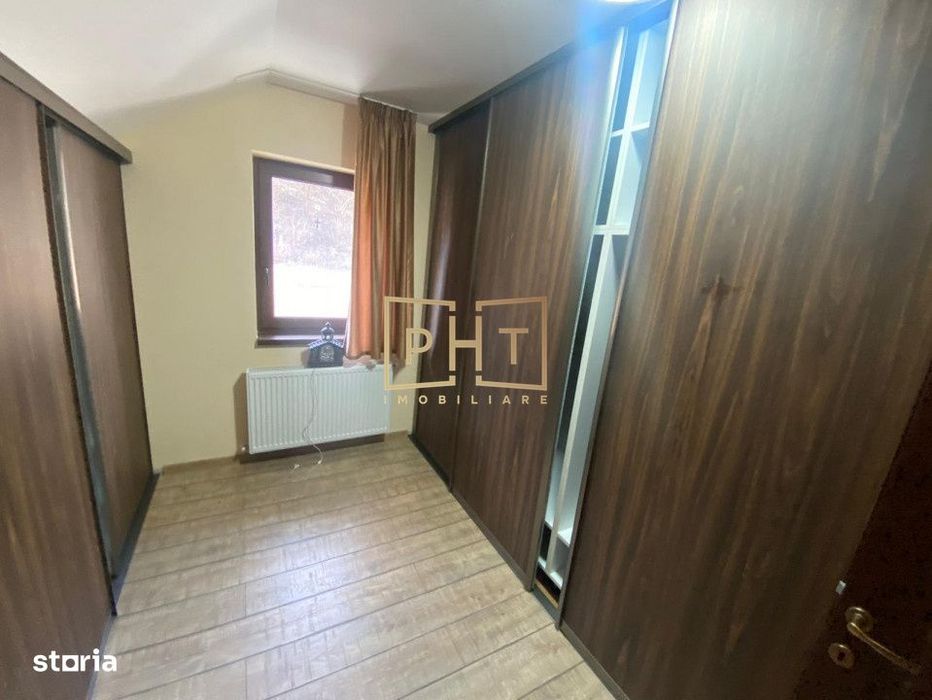 Casa cu 6 camere, 240 mp utili, 3 bai, curte 100 mp, panouri fotovolta