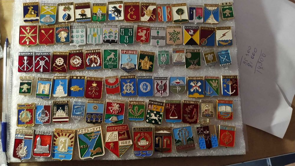 Продам коллекцию значков "Гербы городов"