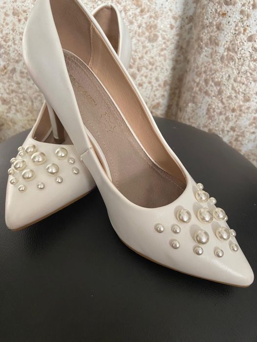 Продам туфли с бисером в отличном состояние