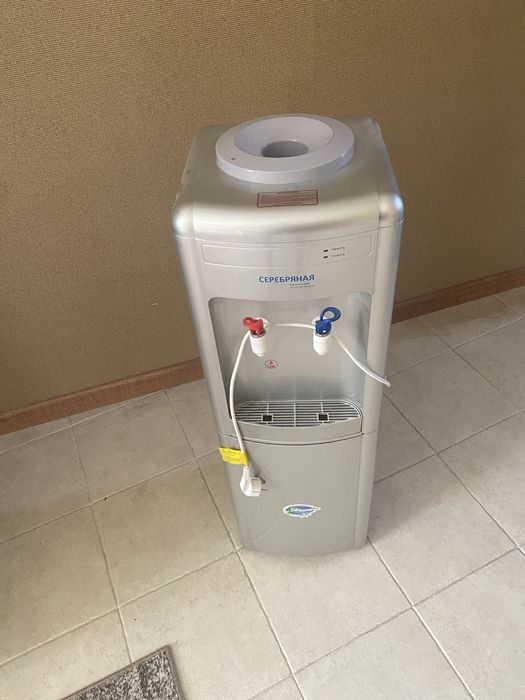 Диспенсер горячей и холодной воды.