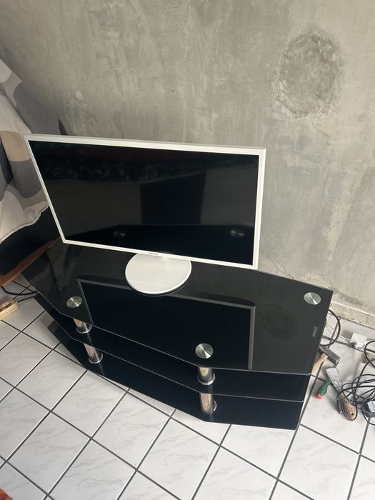 Монитор Samsung + Черна стъклена маса