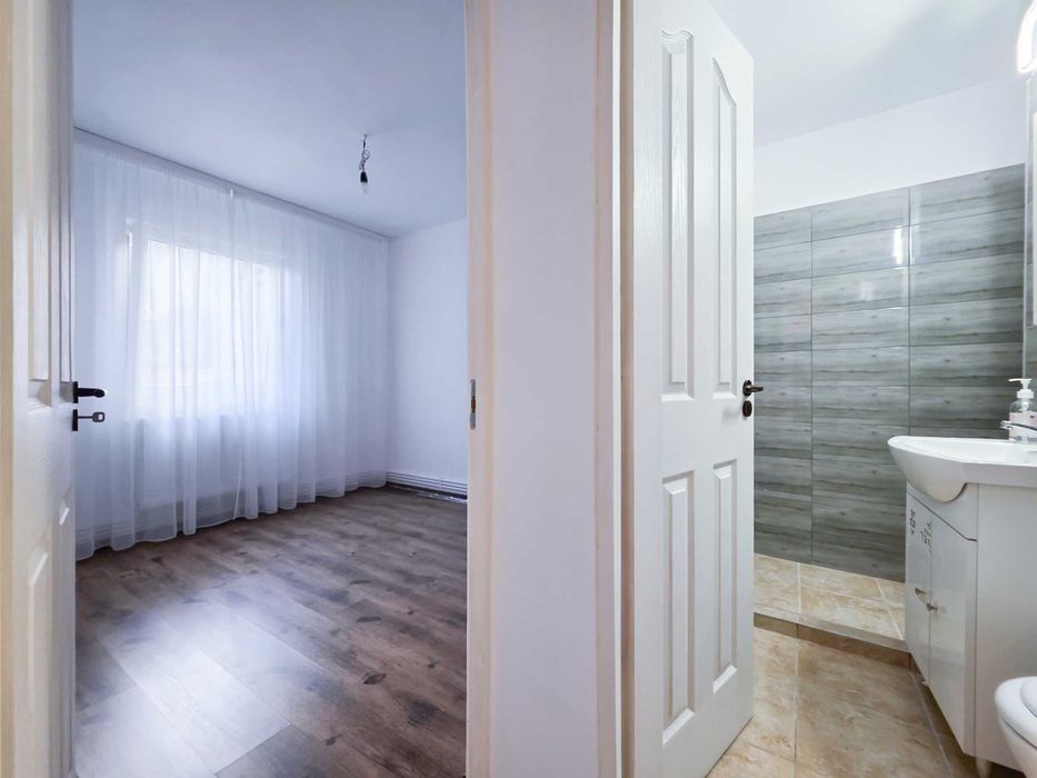 Vand apartament 2 camere, parter, in Deva.