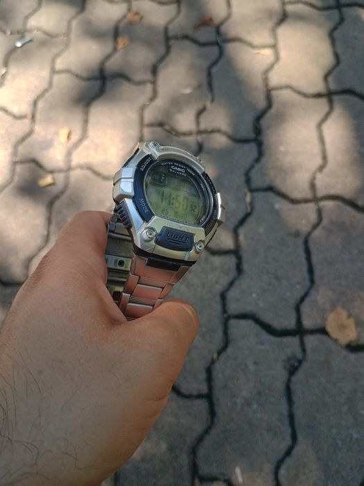 Часовник Касио водоустойчив 10 бара със следи от употреба.