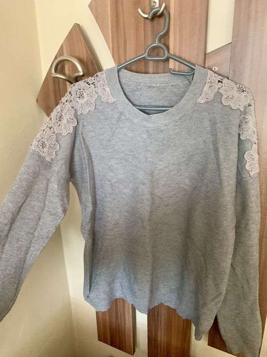 Нови блузи с бродерия на ракавите