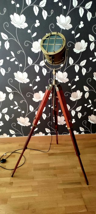 Lampa de podea trepied tip far