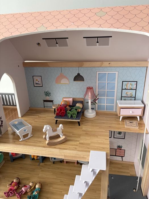 Дървена къща за кукли