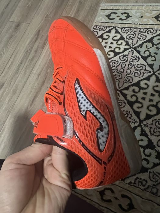 Продам  кроссовки для футбола носили месяц и стали маленькими