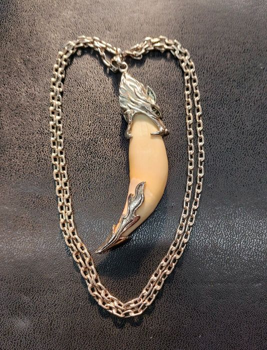 Продам.  Большой клык в серебре.