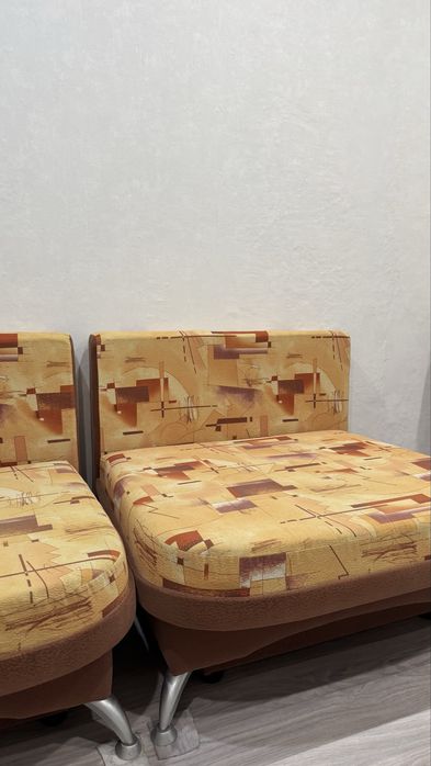Продам два небольших дивана.