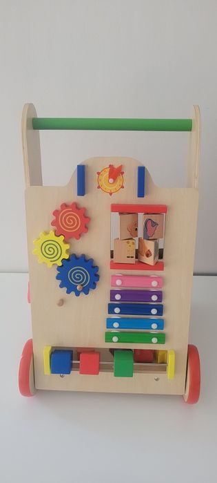 Vând Antemergator din lemn pentru copii cu jocuri educative