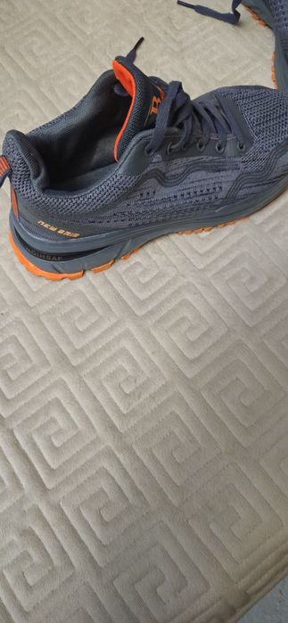 Продам мужские кроссовки