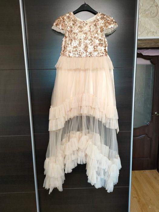 Продам шикарное платье на девочку 9-10 лет.