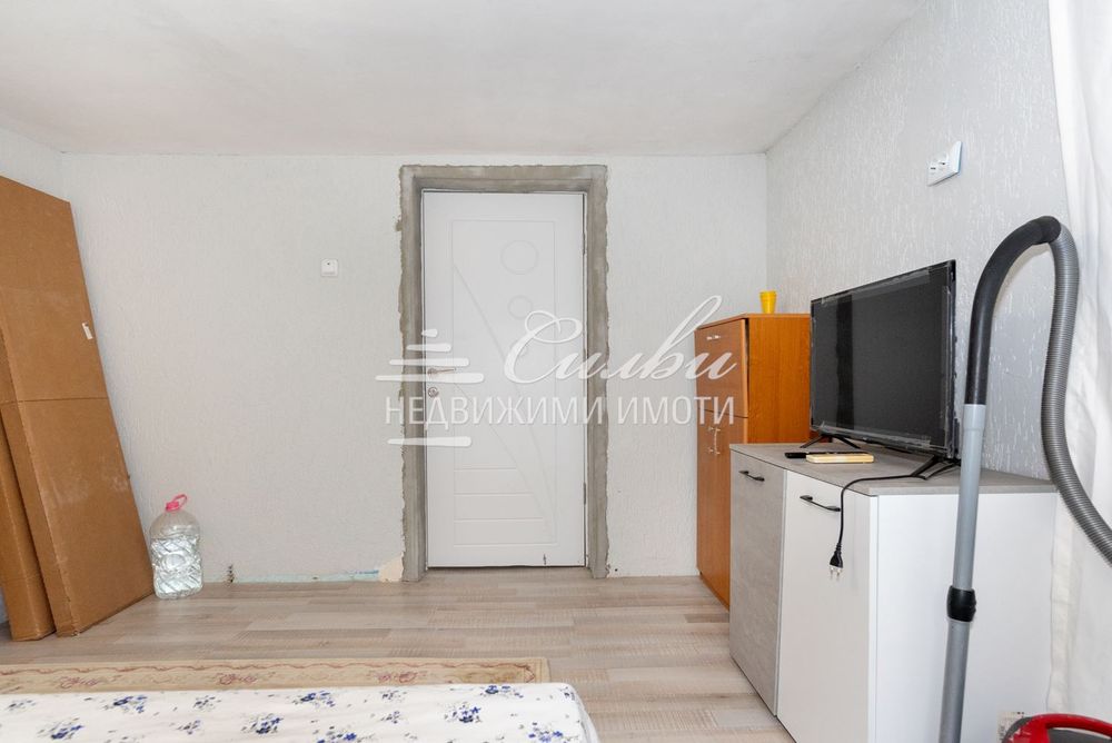 Етаж от МАСИВНА ТУХЛЕНА къща - кв.Тракия