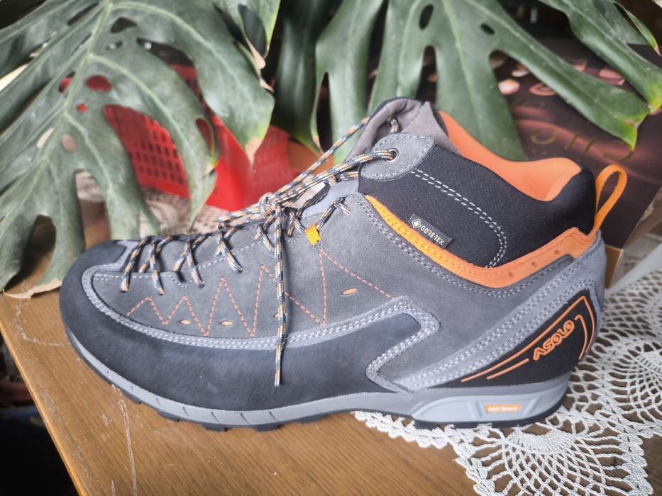 Продаются треккинговые кроссовки Asolo с технологией Gore-Tex.