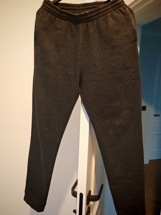 Vând pantaloni Nike Jordan