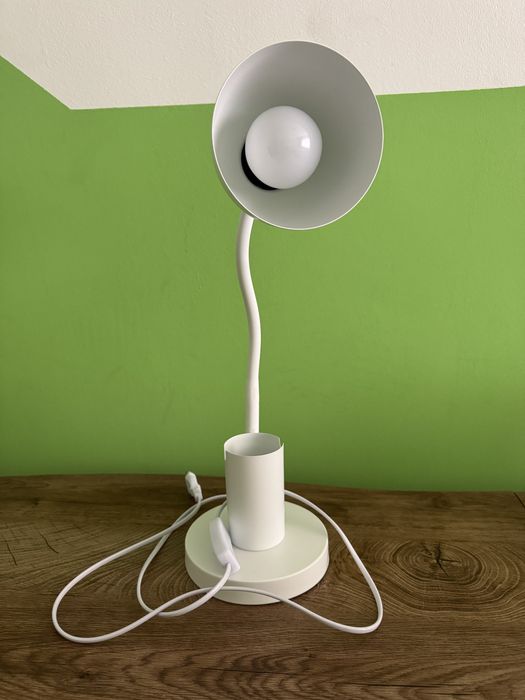 Lampa de burou cu suport de pixuri