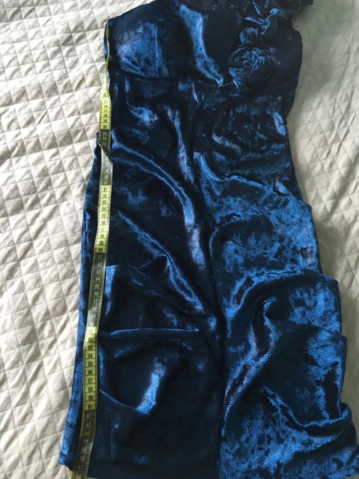 Синее платье на одно плечо.