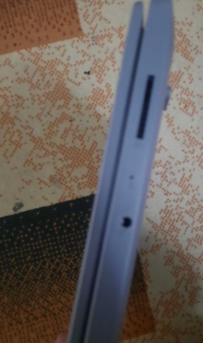 Noutbuk sotiladi. Lenovo Windows 10 Pro. Narxi 2 mln 200.