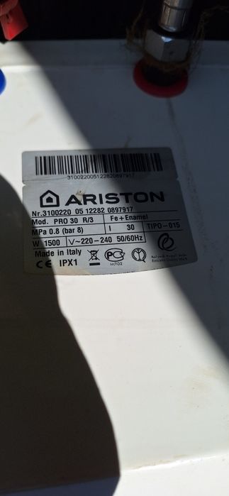Vând boiler Ariston  30L