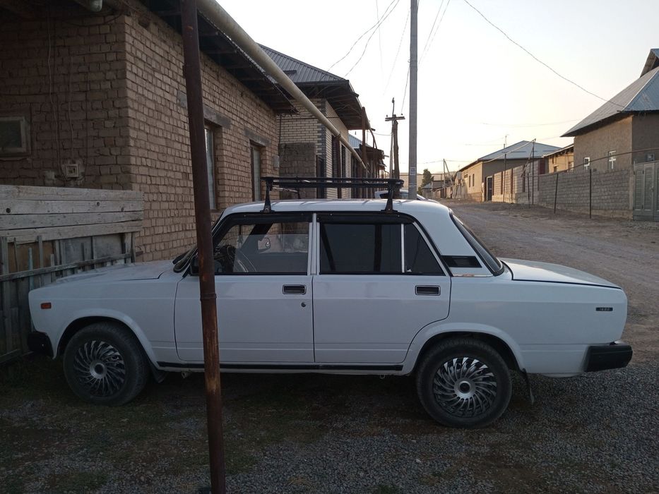 Jiguli 07 sotiladi holati ideal 2000 yil metani bor 80 lik