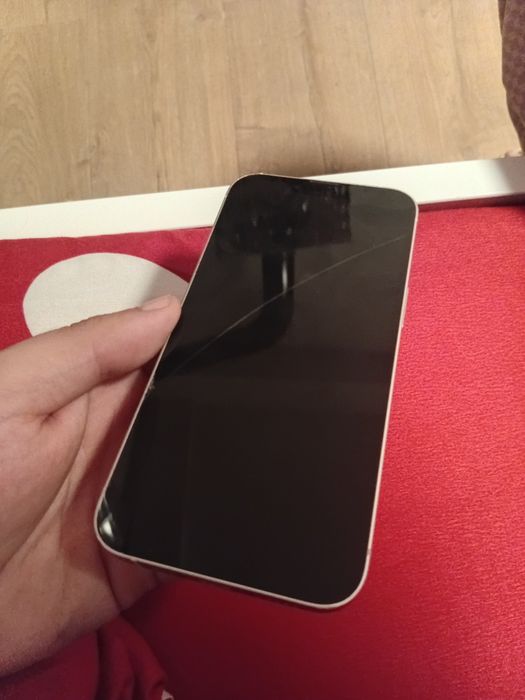 Se vinde un iPhone 13 funcționează impecabil